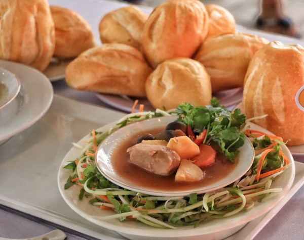 Lễ hội bánh mì ngay trung tâm TP.HCM ngày đầu: Ùn ùn người đổ về giữa trưa