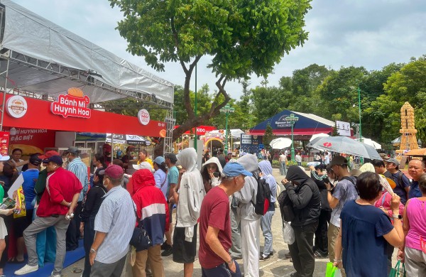 Lễ hội bánh mì ngay trung tâm TP.HCM ngày đầu: Ùn ùn người đổ về giữa trưa