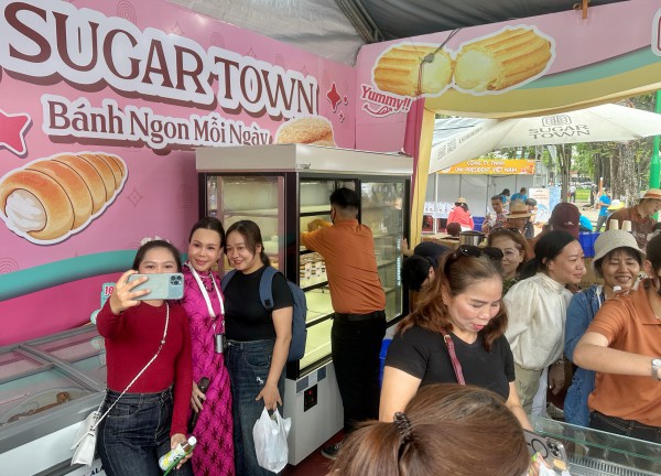 Lễ hội bánh mì ngay trung tâm TP.HCM ngày đầu: Ùn ùn người đổ về giữa trưa