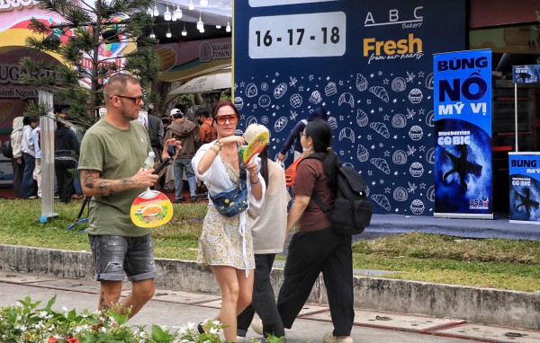 Lễ hội bánh mì ngay trung tâm TP.HCM ngày đầu: Ùn ùn người đổ về giữa trưa