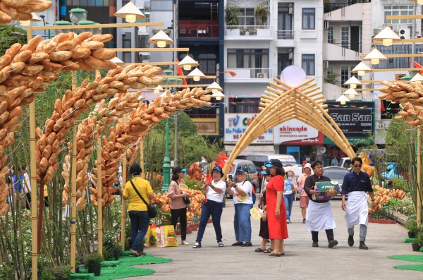 Lễ hội bánh mì ngay trung tâm TP.HCM ngày đầu: Ùn ùn người đổ về giữa trưa