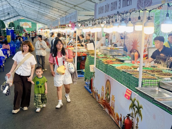 Lễ hội hơn 100 gian hàng ẩm thực giá từ 10.000 đồng ngay trung tâm TP.HCM