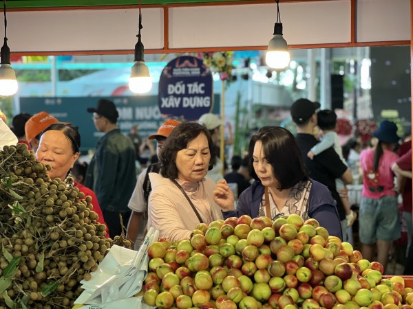Lễ hội trái cây Nam bộ 2026 khai mạc: Suối Tiên nườm nượp khách; sầu riêng lên ngôi