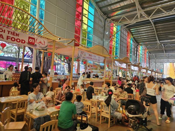 Lễ hội trái cây Nam bộ 2026 khai mạc: Suối Tiên nườm nượp khách; sầu riêng lên ngôi