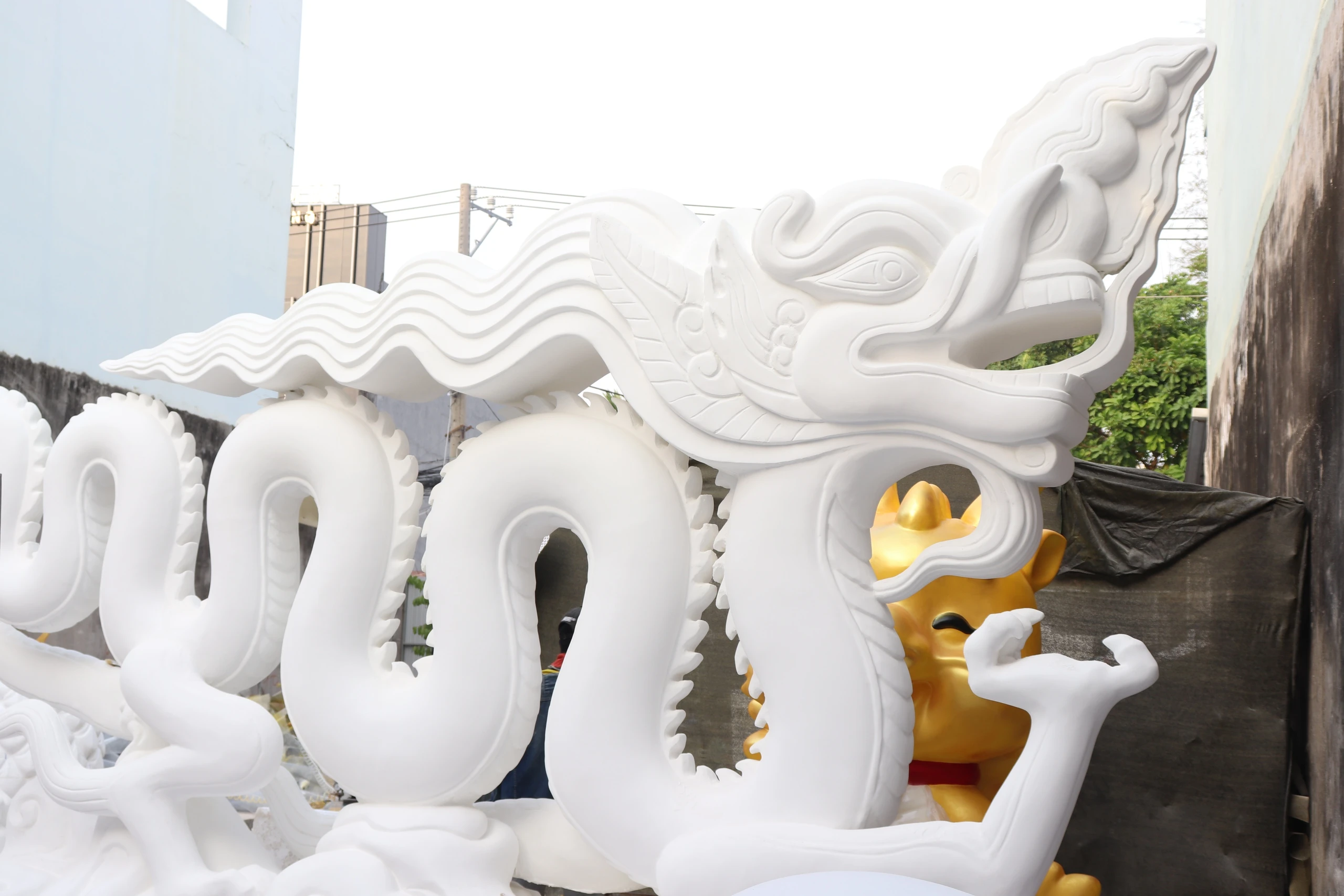 Linh vật rồng khổng lồ dài 120 mét cho đường hoa Nguyễn Huệ được làm thế nào?