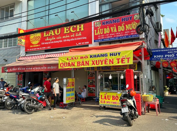 Loạt quán ăn ở TP.HCM dán bảng bán xuyên tết: Có tăng giá không?