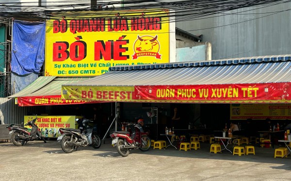 Loạt quán ăn ở TP.HCM dán bảng bán xuyên tết: Có tăng giá không?