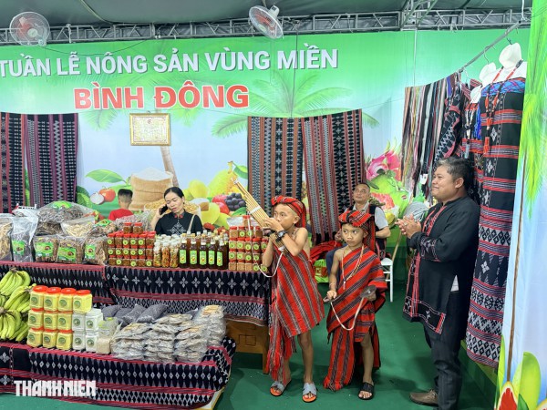 Loạt trái cây độc lạ hút khách tại tuần lễ nông sản vùng miền Bình Đông