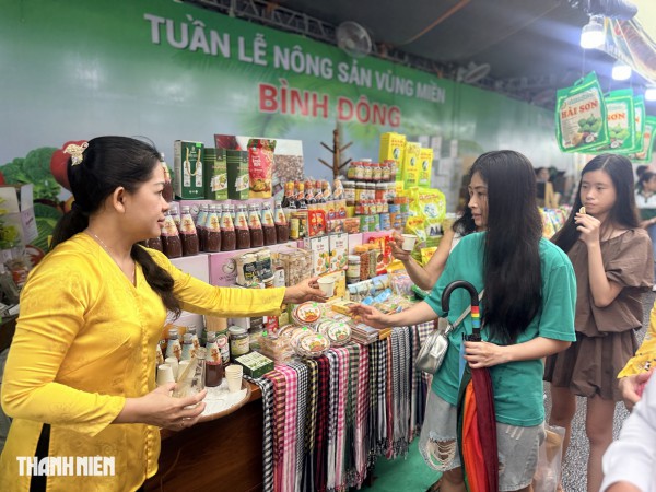 Loạt trái cây độc lạ hút khách tại tuần lễ nông sản vùng miền Bình Đông