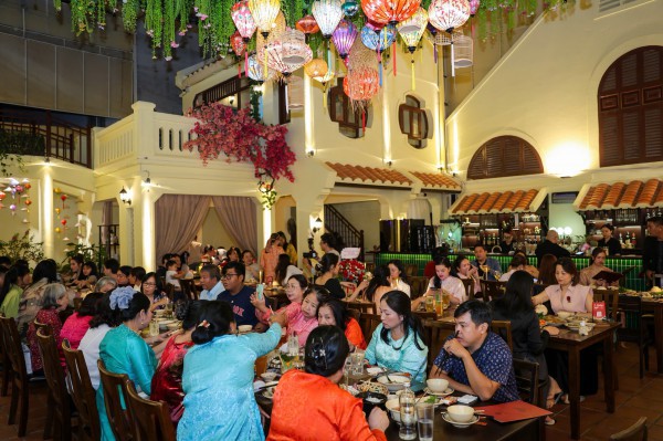 Mâm cỗ tết 3 miền trình làng tại TP.HCM: Thực khách hào hứng ăn tết sớm