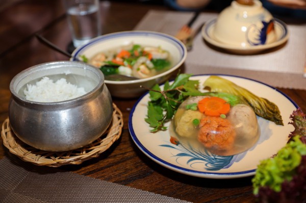 Mâm cỗ tết 3 miền trình làng tại TP.HCM: Thực khách hào hứng ăn tết sớm