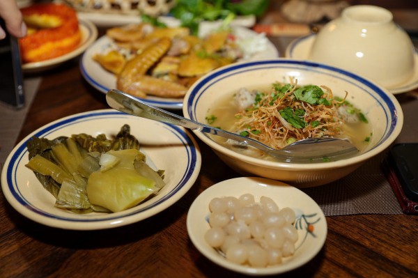 Mâm cỗ tết 3 miền trình làng tại TP.HCM: Thực khách hào hứng ăn tết sớm