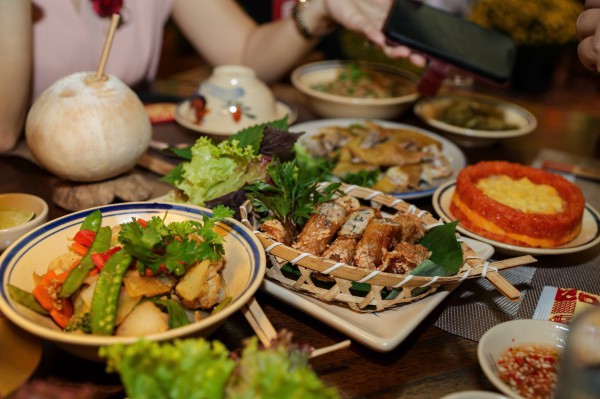 Mâm cỗ tết 3 miền trình làng tại TP.HCM: Thực khách hào hứng ăn tết sớm