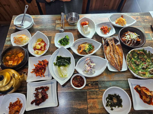 Mâm cơm truyền thống Hàn Quốc khiến người lười rửa bát “chạy mất dép”