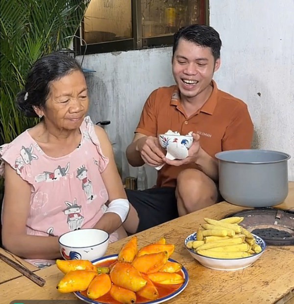 Nấu mực xốt cà chua nhìn như nải chuối chín, chàng trai khiến mẹ tưởng là thật