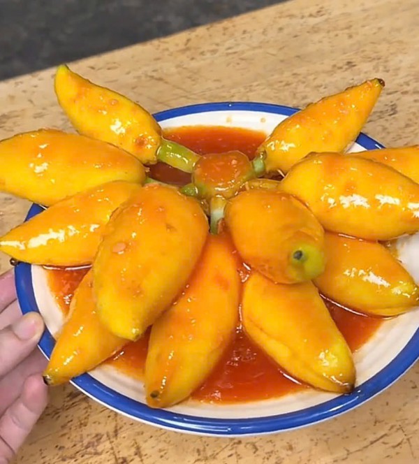 Nấu mực xốt cà chua nhìn như nải chuối chín, chàng trai khiến mẹ tưởng là thật