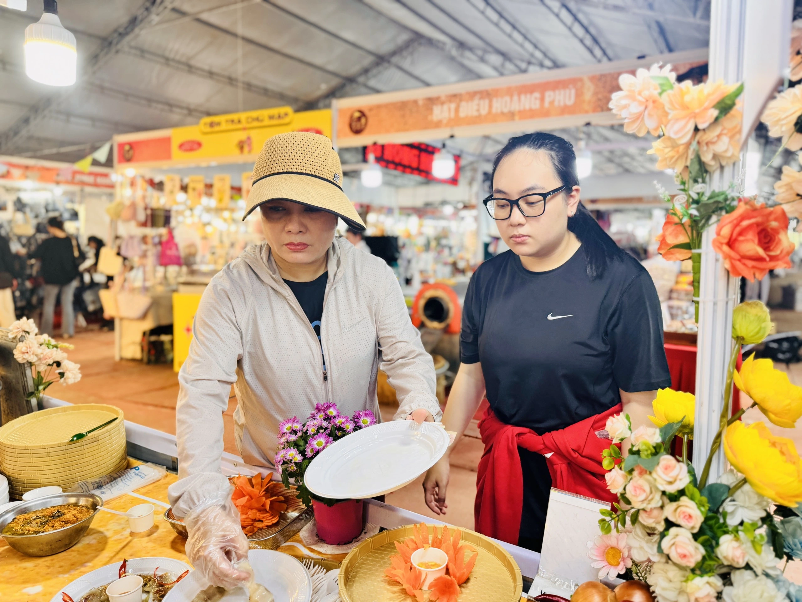 Ngày hội bánh dân gian TP.HCM: Người dân thỏa thích chọn, ăn đủ loại bánh 3 miền mừng ngày 20.10