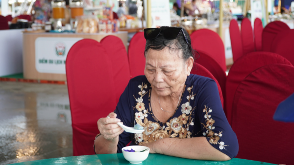 Ngỡ ngàng chè cua Cà Mau: Món 