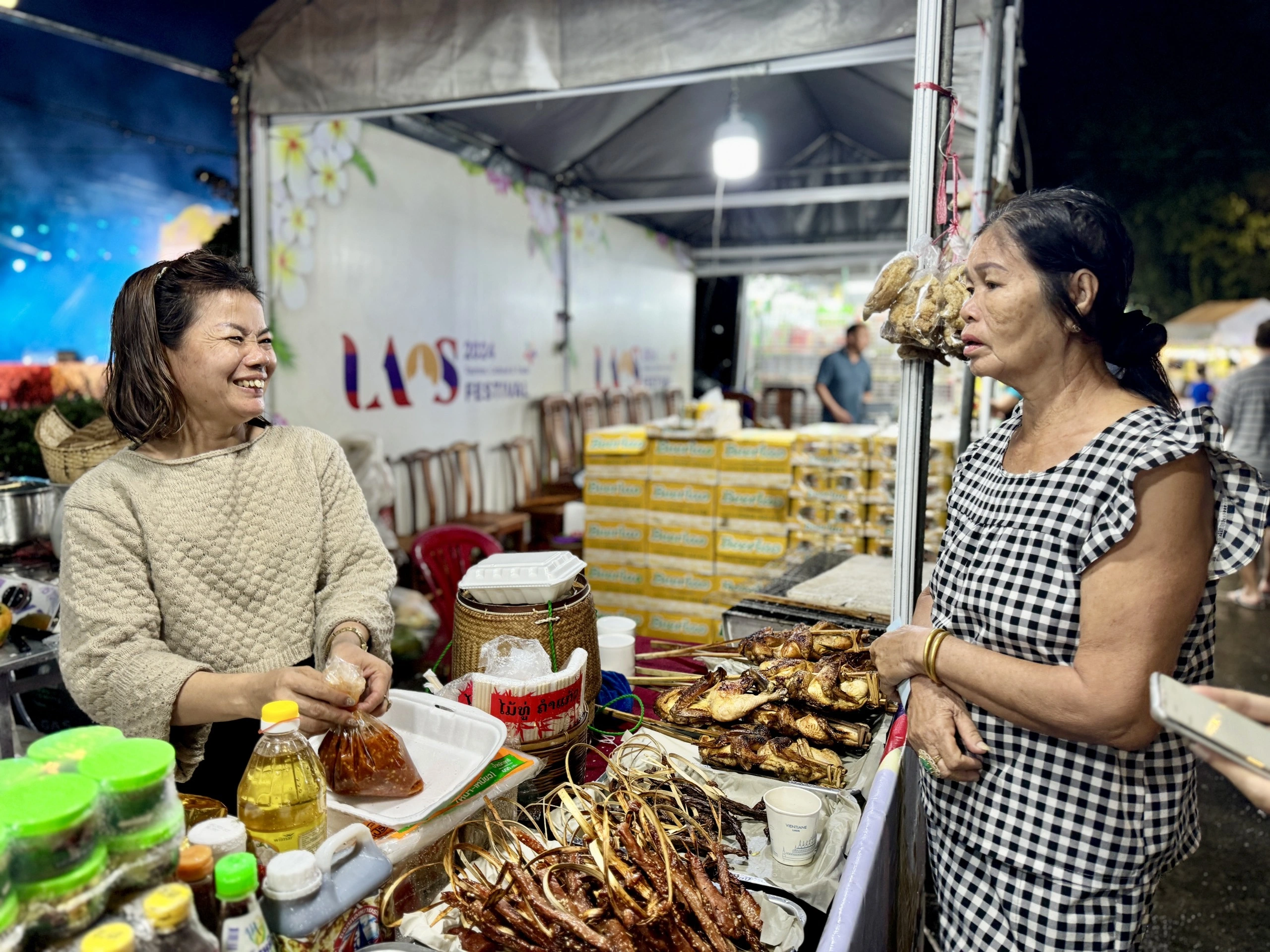 Người dân TP.HCM thưởng thức đặc sản Lào tại ngày hội du lịch văn hóa