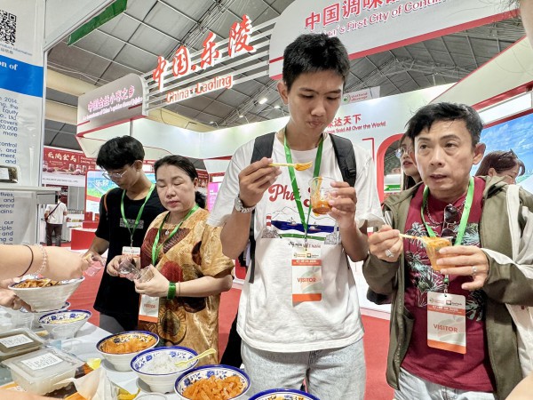 Người dân TP.HCM thưởng thức món ngon tại sự kiện ẩm thực Trung - Việt