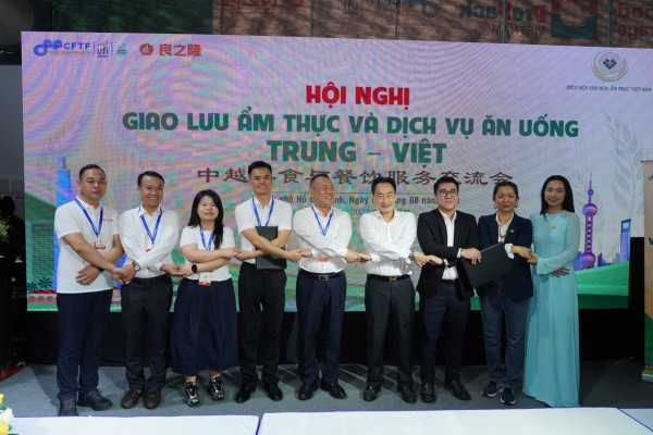 Người dân TP.HCM thưởng thức món ngon tại sự kiện ẩm thực Trung - Việt