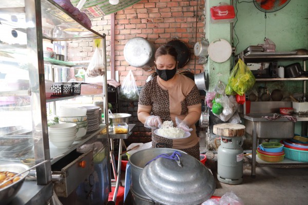 Nhiều quán ăn giữ giá cơm 35.000 đồng ở TP.HCM: 