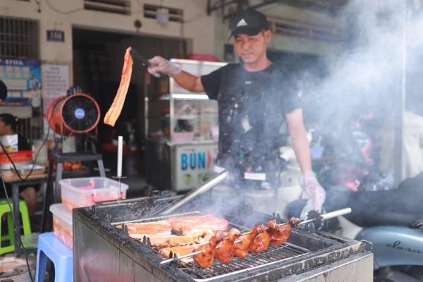 Nhiều quán ăn giữ giá cơm 35.000 đồng ở TP.HCM: 