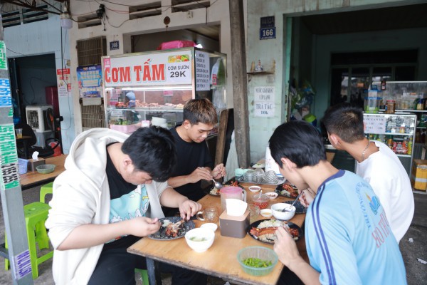 Nhiều quán ăn giữ giá cơm 35.000 đồng ở TP.HCM: 