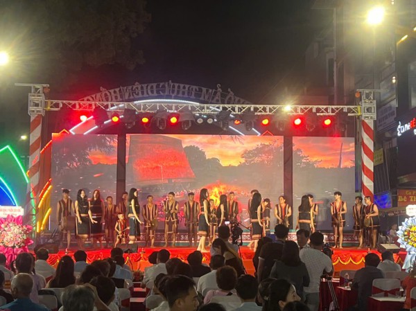 Phở 2 tô và loạt món ngon hút khách ở phố ẩm thực Diên Hồng