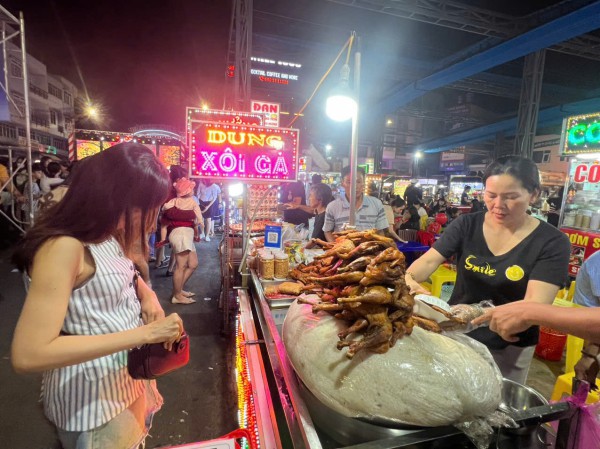 Phở 2 tô và loạt món ngon hút khách ở phố ẩm thực Diên Hồng