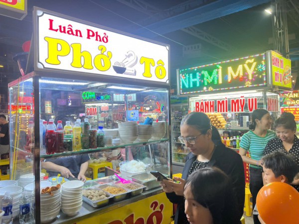 Phở 2 tô và loạt món ngon hút khách ở phố ẩm thực Diên Hồng