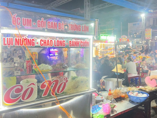 Phở 2 tô và loạt món ngon hút khách ở phố ẩm thực Diên Hồng