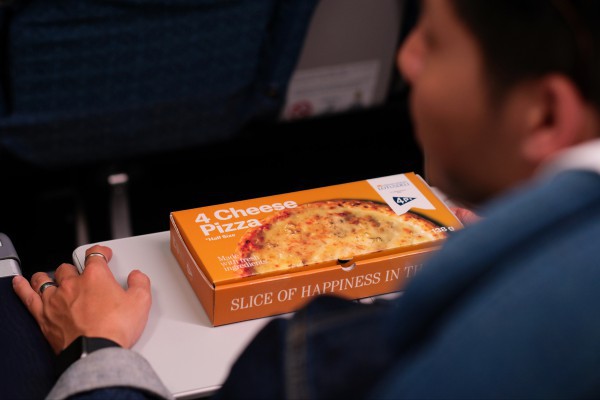 Pizza 4P’s lên máy bay, khách muốn thưởng thức đặt trước một ngày