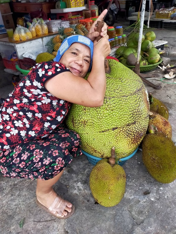 Quả mít khổng lồ nặng 53 kg: Bổ ra, ai trong chợ cũng bất ngờ
