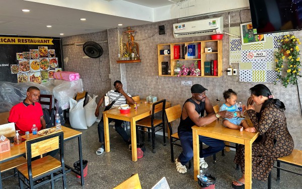 Quán ăn bán món Nigeria ở TP.HCM, khách châu Phi 