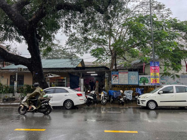 Quán bánh canh không tên giá 15.000 đồng ở Huế: Vài giờ bán hết 3 nồi lớn