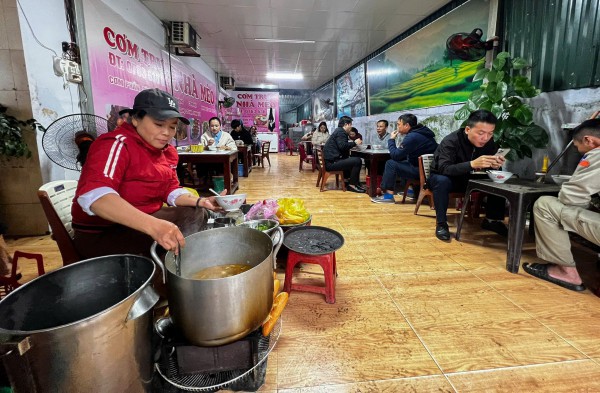 Quán bánh canh không tên giá 15.000 đồng ở Huế: Vài giờ bán hết 3 nồi lớn