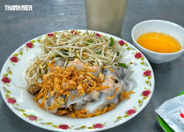 Quán bánh cuốn Michelin ở trung tâm TP.HCM: Thâm niên 65 năm, bà chủ có thói quen đặc biệt