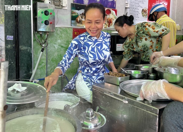 Quán bánh cuốn Michelin ở trung tâm TP.HCM: Thâm niên 65 năm, bà chủ có thói quen đặc biệt