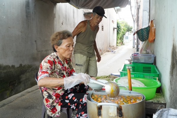 Quán bún riêu 40 năm ở miền Tây: Ông bà U.80 bán tô 5.000 đồng vẫn vui