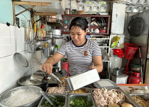 Quán bún thang bình dân trứ danh TP.HCM, truyền 3 đời: Nguồn gốc tên gọi từ đâu?