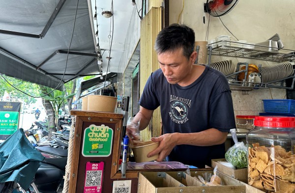 Quán cao lầu Hội An lạ nhất TP.HCM: Chủ quán bán một mình, hết vài chục tô là nghỉ