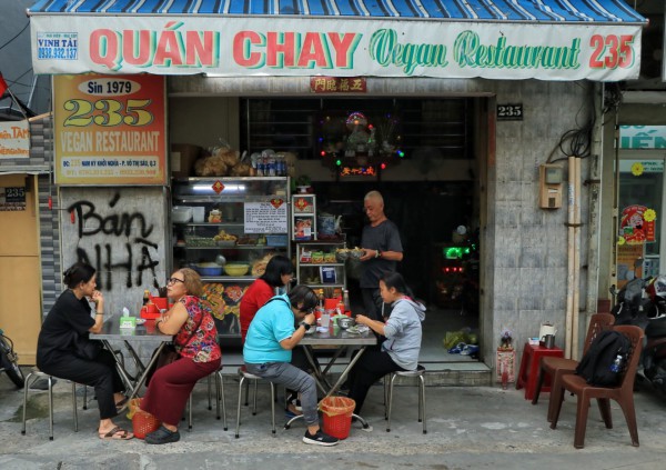 Quán chay gần chùa Vĩnh Nghiêm tồn tại gần nửa thế kỷ: Ông chủ... lạ đời