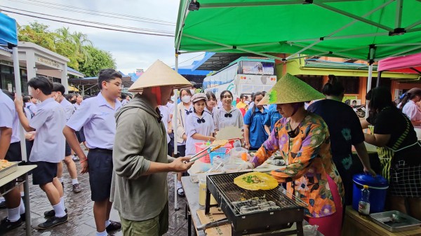 Quầy bánh tráng nướng đắt khách của chàng rể Việt tại Thái Lan