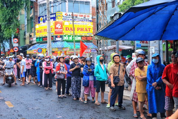 Sáng nay đông nghẹt người ở TP.HCM đội mưa mua vịt quay, heo quay ngày Thần tài