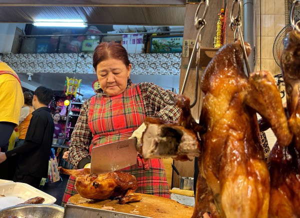 Sáng nay đông nghẹt người ở TP.HCM đội mưa mua vịt quay, heo quay ngày Thần tài