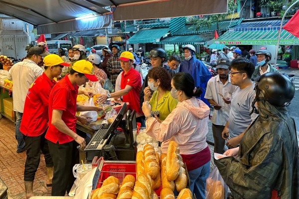 Sáng nay đông nghẹt người ở TP.HCM đội mưa mua vịt quay, heo quay ngày Thần tài