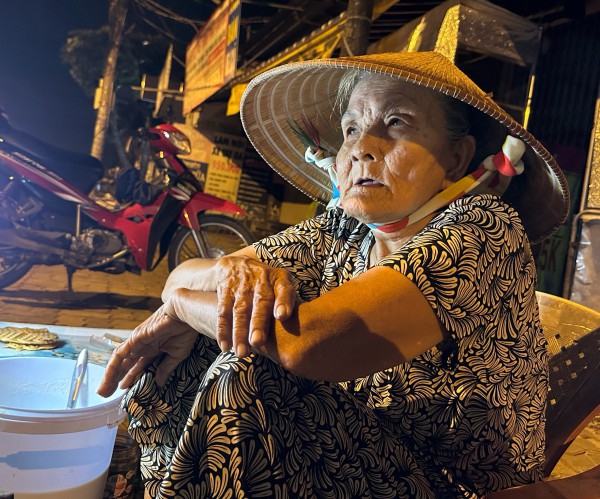TP.HCM có hàng quán kỳ lạ: Cụ bà U.90 bán bánh kẹp lúc 0 giờ...