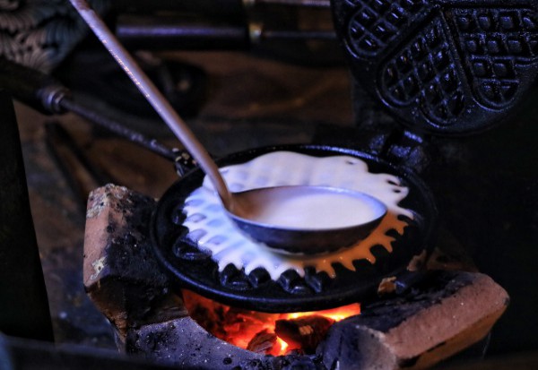 TP.HCM có hàng quán kỳ lạ: Cụ bà U.90 bán bánh kẹp lúc 0 giờ...