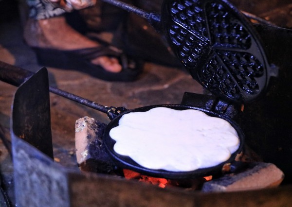 TP.HCM có hàng quán kỳ lạ: Cụ bà U.90 bán bánh kẹp lúc 0 giờ...